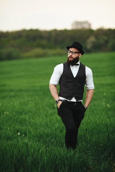 Hombre con barba, pensando en el campo —  Fotos de Stock