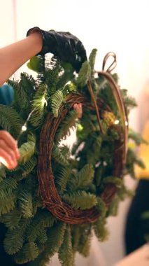 Parlayan çelenk, bayram kutlamaları için ışıldayan peri ışıklarıyla süslenmiş kadın.