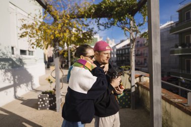 Çift balkona sarılıyor telefon şakacı seyahat planlama anı, kadın partnerine sarılıyor ikisi de seyahat programı.,