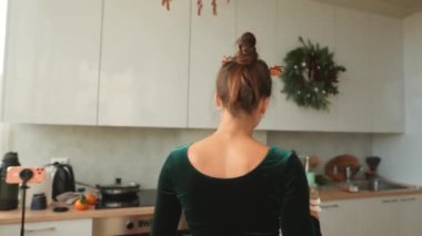 Parlak mutfak dolapları Kafkas kadın ipin üzerine zencefilli ekmek kesme, çelenk yakın hizalama, şenlikli stil