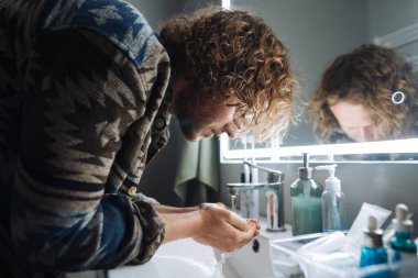 Uzun vardiyadan sonra temizlik, eve dönmeden önce enerjiyi yenileme günlük rutinlerin ve yorgunlukların ortasında temizlik anı.