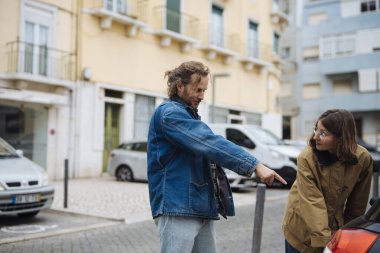 İki kişi banliyö mahallesine yolculuk planlıyor, çiftler huzurlu meskenler arasında yolculuğa hazırlanıyorlar.