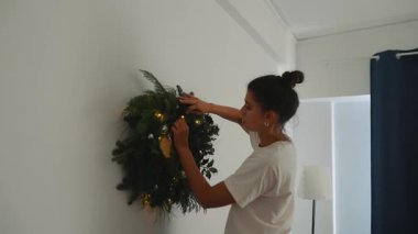 yan profil kadın çelenk doğal ışık ile, süsleme ve kurdele yakın perde ve lamba gülümserken ayarlama