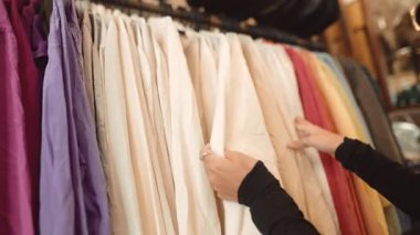 Kafkas asistanı yumuşatıcı gelinlik kumaşları, fildişi kaplamalar ve zarif buharlar, sessiz sedasız sarma ve dikkatli.