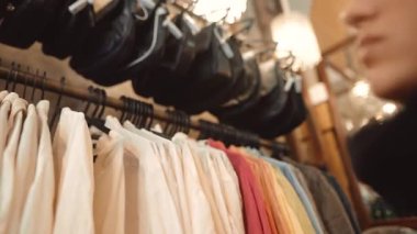 Beyaz gelinlik stilisti krem etek seçiyor. Peçeler, ince dantel ve tül. Yumuşak nötr palet.