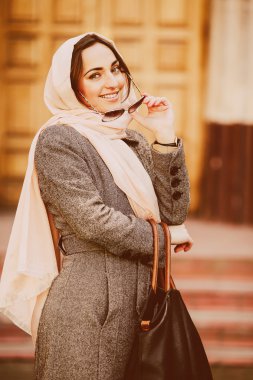 arka bina poz paltolu kız