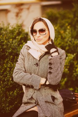 Parktaki bankta oturan kız.