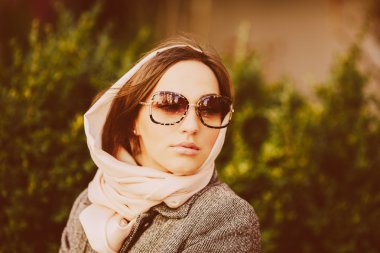 Parktaki bankta oturan kız.