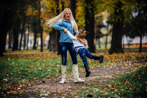 Madre con hija en el parque de otoño —  Fotos de Stock