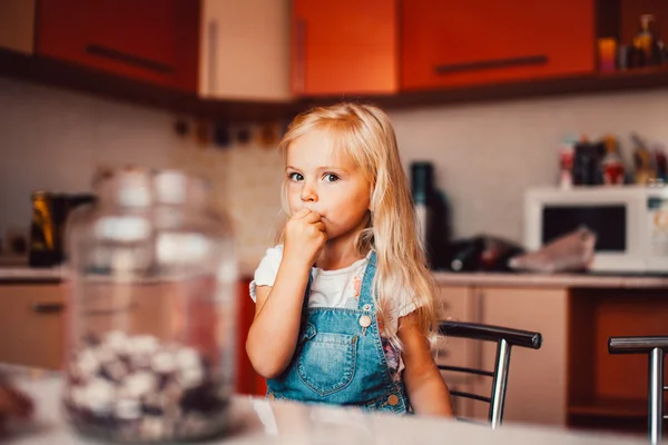 Filha na cozinha — Fotografia de Stock