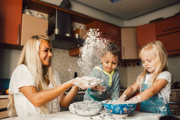 Mãe e filhos brincando — Fotografia de Stock