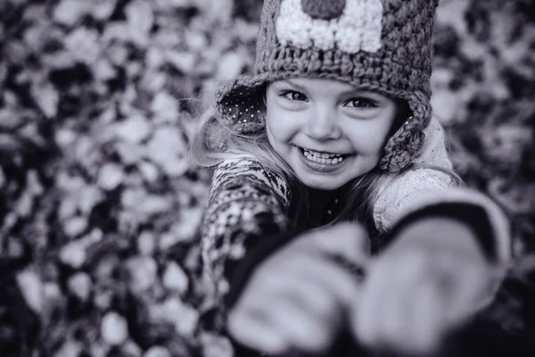 Sonrisa de hija en la cámara —  Fotos de Stock