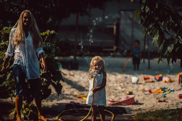 Vacker familj — Stockfoto