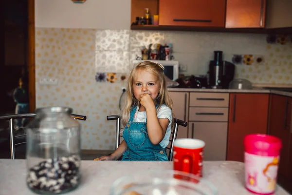 Hija en la cocina — Foto de Stock