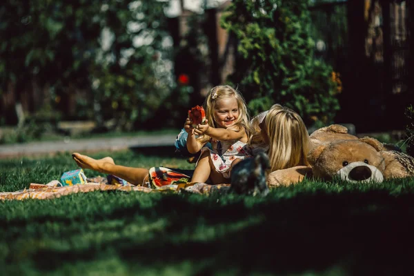 Çocuklar ile anne — Stok fotoğraf