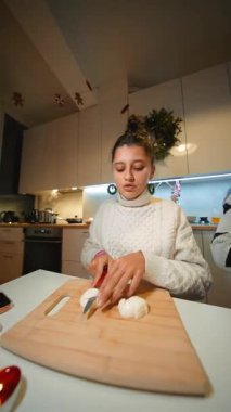 Genç Kadın Soğan Dilimleme Tahtası, Sağlam Eller ve Bıçak Tekniği, Mutfak Tezgahı,