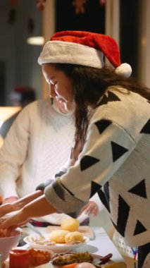 Dekoratif tatil tabağı düzenleme, şenlikli kutlamalar için tabakları düzenleme ve dekore etme.