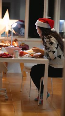 Sıcacık bir ambiyansı olan bir kadın aydınlanma ve aksesuarları eşliğinde aperatiflere dalmış zarif bir kadın.