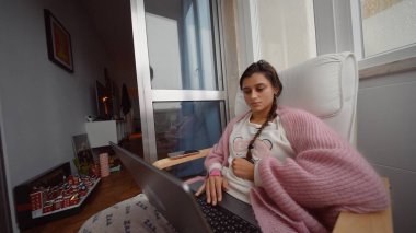 Sanatsal araçlarla çevrili rahat kadın sanatçı, Serene stüdyo ortamı sanatsal çalışma akışını ve ilhamı teşvik ediyor