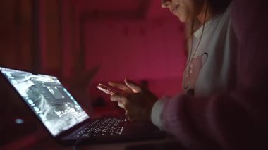 Bilgisayardaki yakın çekim elleri, fotoğraflara dokunmak ve düzenlemek, klavye ve pist üzerindeki parmak hareketleri, yaratıcı tasarımcı