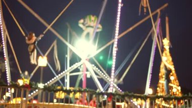 Kız neon bungee salıncak asılı gece gökyüzü, parlak merkezi ışık, Noel ağacı arkaplan, hava hareketi