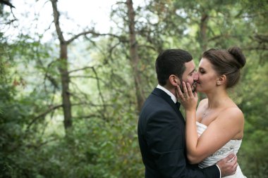 Gelin ve damat dans birlikte ormanda