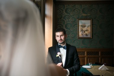 Gelin ve damat karşılıklı oturuyorsun