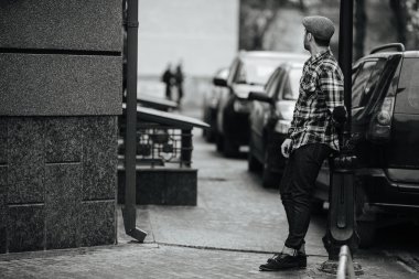 yakışıklı kendine güvenen adam