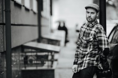 yakışıklı kendine güvenen adam