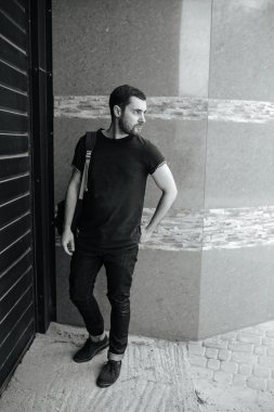 yakışıklı kendine güvenen adam