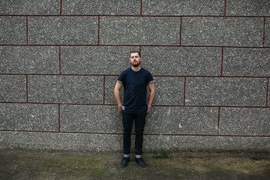 yakışıklı kendine güvenen adam