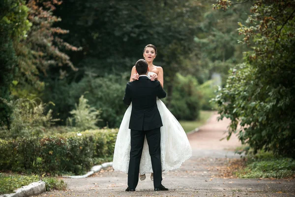 Hermosa pareja de boda posando — Foto de Stock