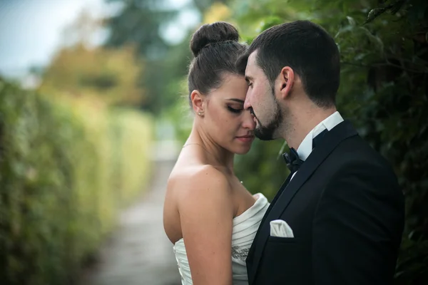 Beau couple de mariage posant — Photo