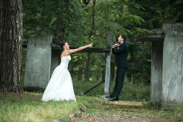 Bruid en bruidegom plezier — Stockfoto