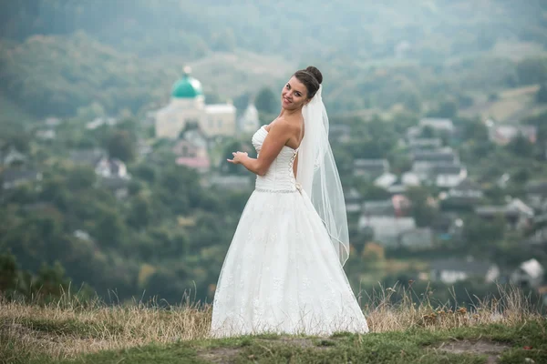 Hermosa joven novia poses para la cámara — Foto de Stock