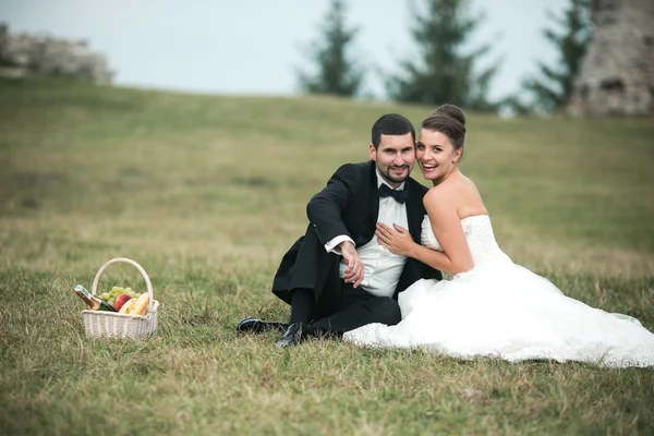 Hochzeitspaar sitzt im Gras — Stockfoto