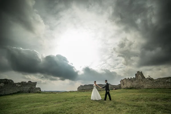 Schönes Hochzeitspaar zu Fuß — Stockfoto