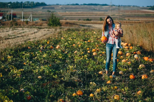 Ibu dan anak dengan labu — Stok Foto