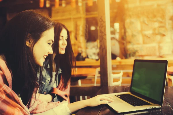 Dos chicas viendo algo en el portátil —  Fotos de Stock