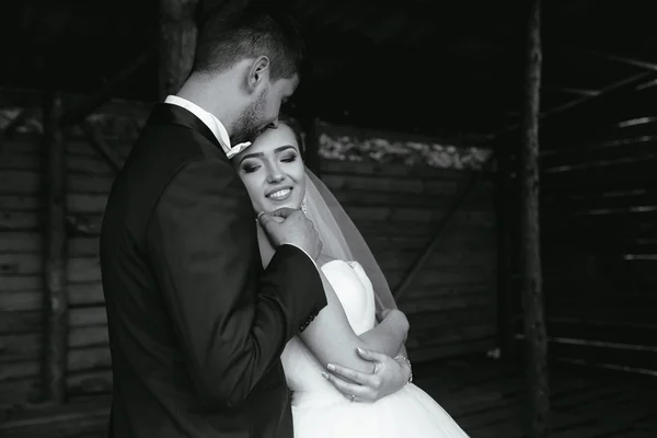 Foto de belo casal na natureza em cabana de madeira — Fotografia de Stock