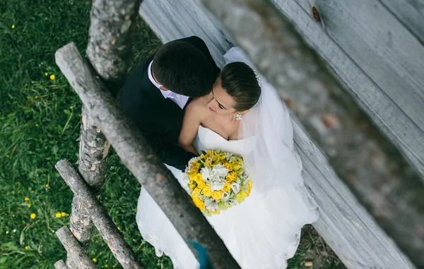 Belo jovem casal de casamento ao ar livre — Fotografia de Stock