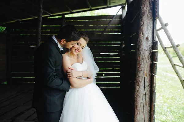 Foto de belo casal na natureza em cabana de madeira — Fotografia de Stock