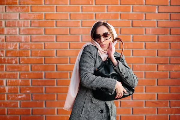 Ragazza in un cappotto per strada — Foto Stock