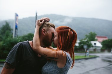 güzel çift yağmurda sarılma