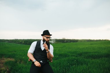 bir sakallı adam alanında düşünme