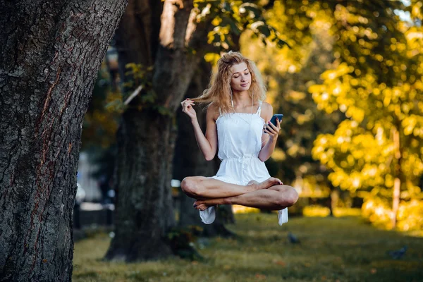 Girl levitates in nature — Stock Photo, Image
