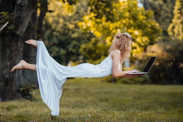 Kız ile laptop havalanır — Stok fotoğraf