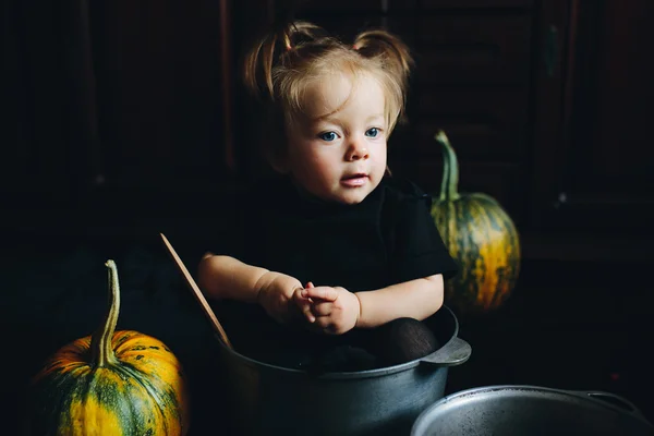 Menina brincando em uma bruxa — Fotografia de Stock