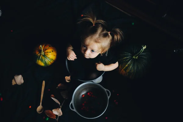 Niña jugando en una bruja — Foto de Stock