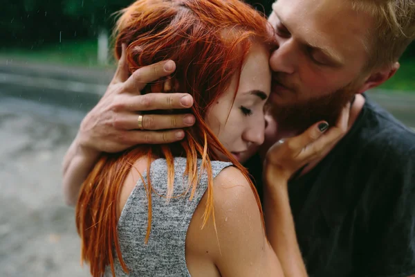 Beautiful couple hugging in the rain — Stock Photo, Image